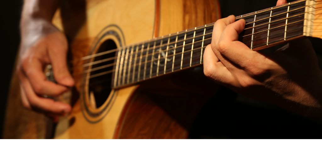 Aprenda a tocar violão e guitarra do 0 com o IUB
